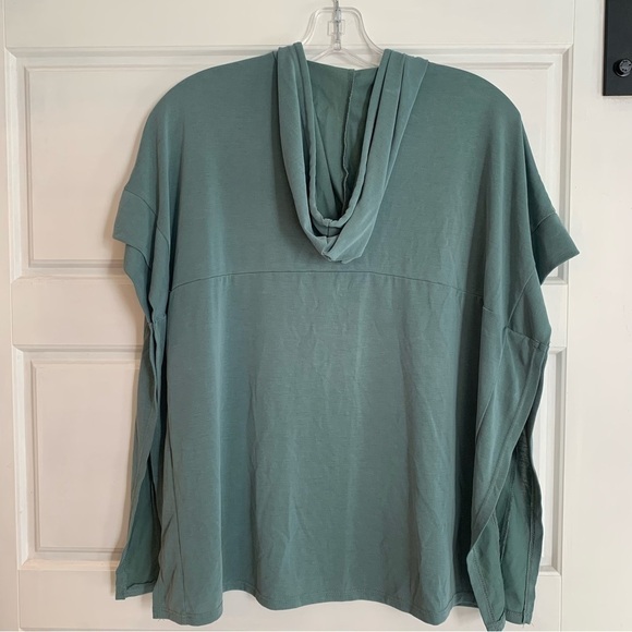 Green Envelope Cropped Poncho - Picture 2 of 6